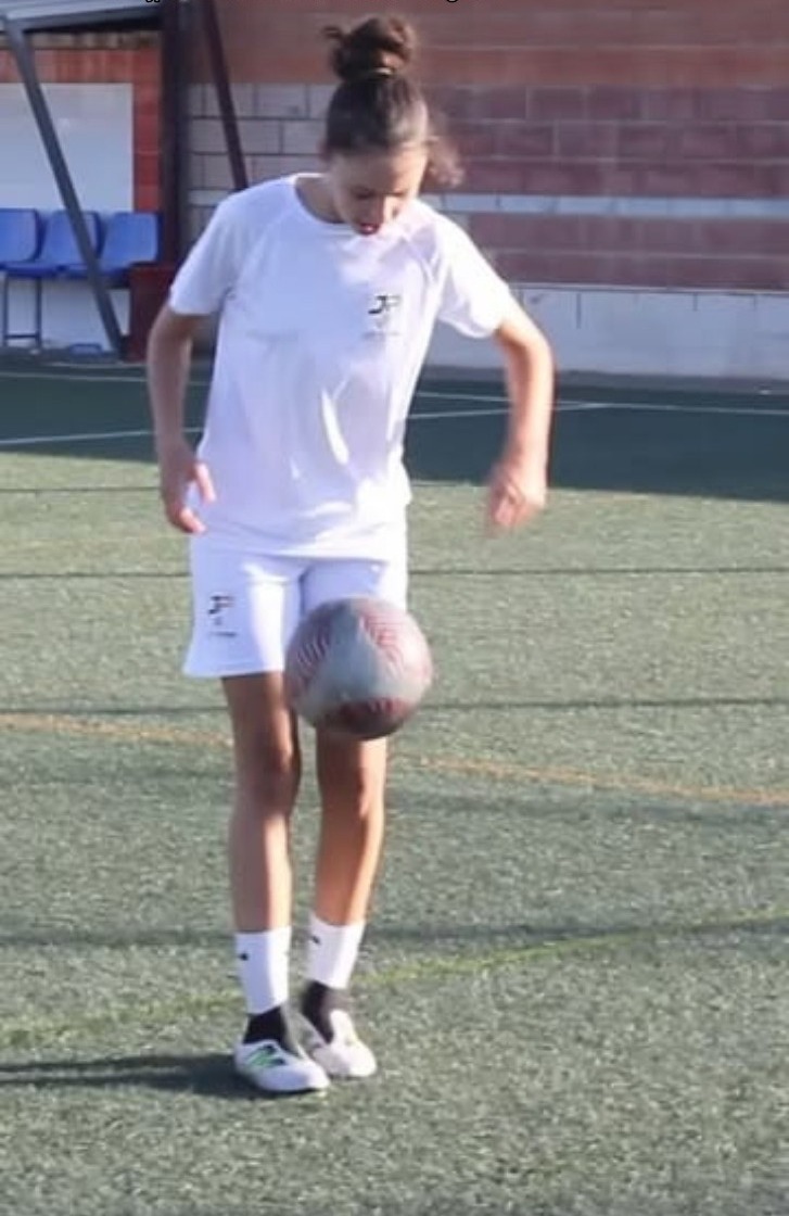 Futbolista trabajando el control y dominio con balón