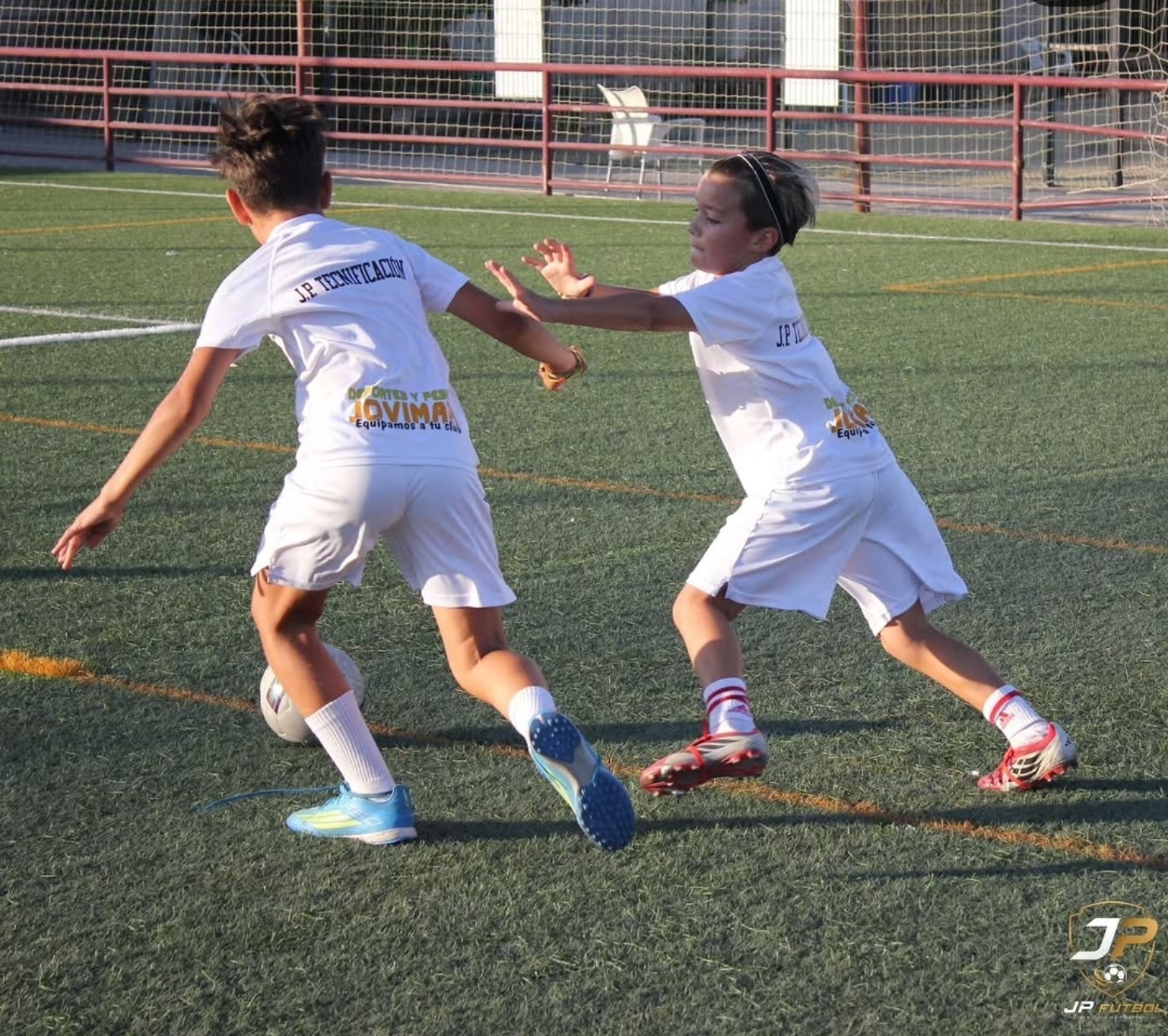 Futbolistas de categorías base trabajando el duelo y la protección