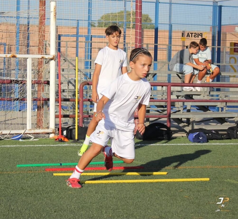 Futbolista trabajando la agilidad