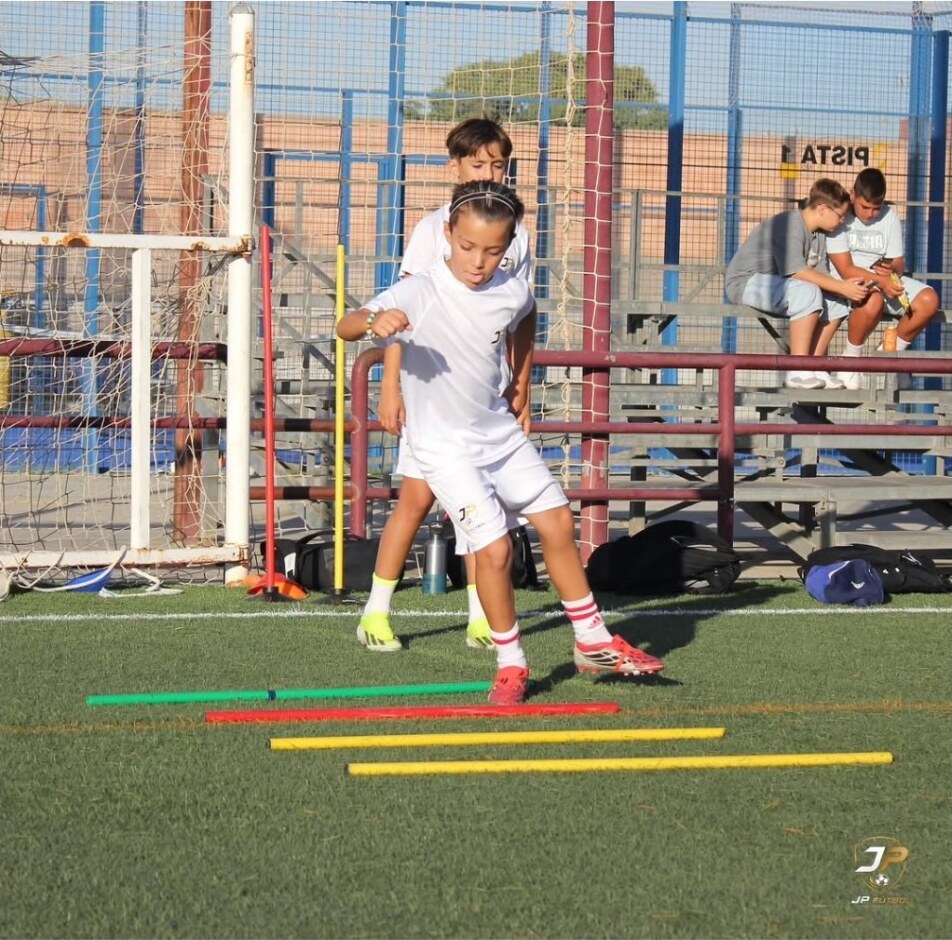Futbolistas de categorías pequeñas en un ejercicio de coordinación