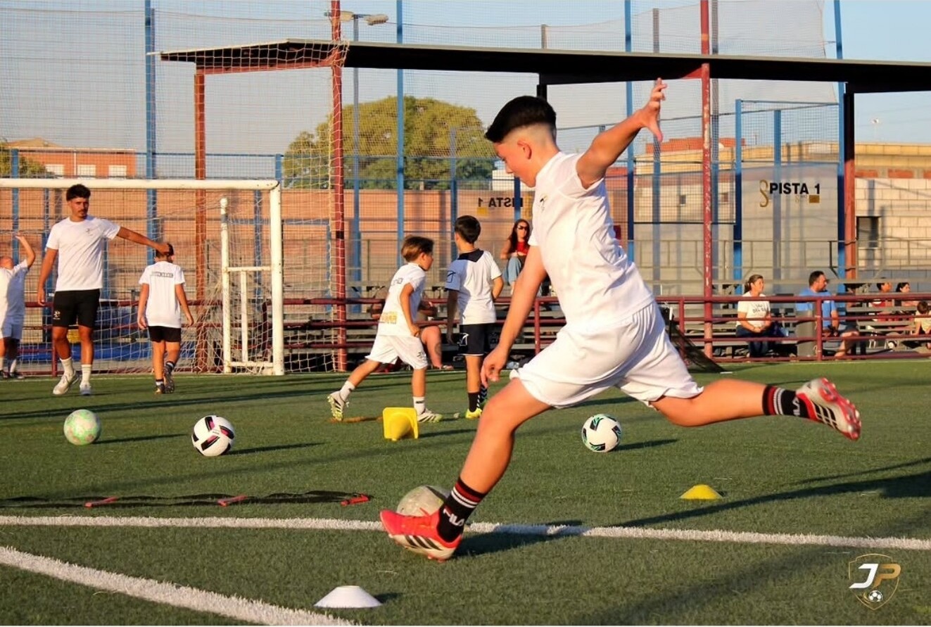 Entrenamiento de técnica de golpeo en JP Fútbol