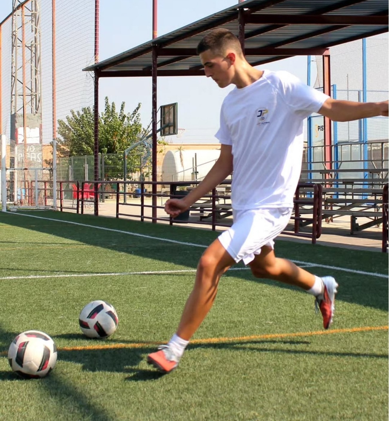 Futbolista trabajando el golpeo y la finalización