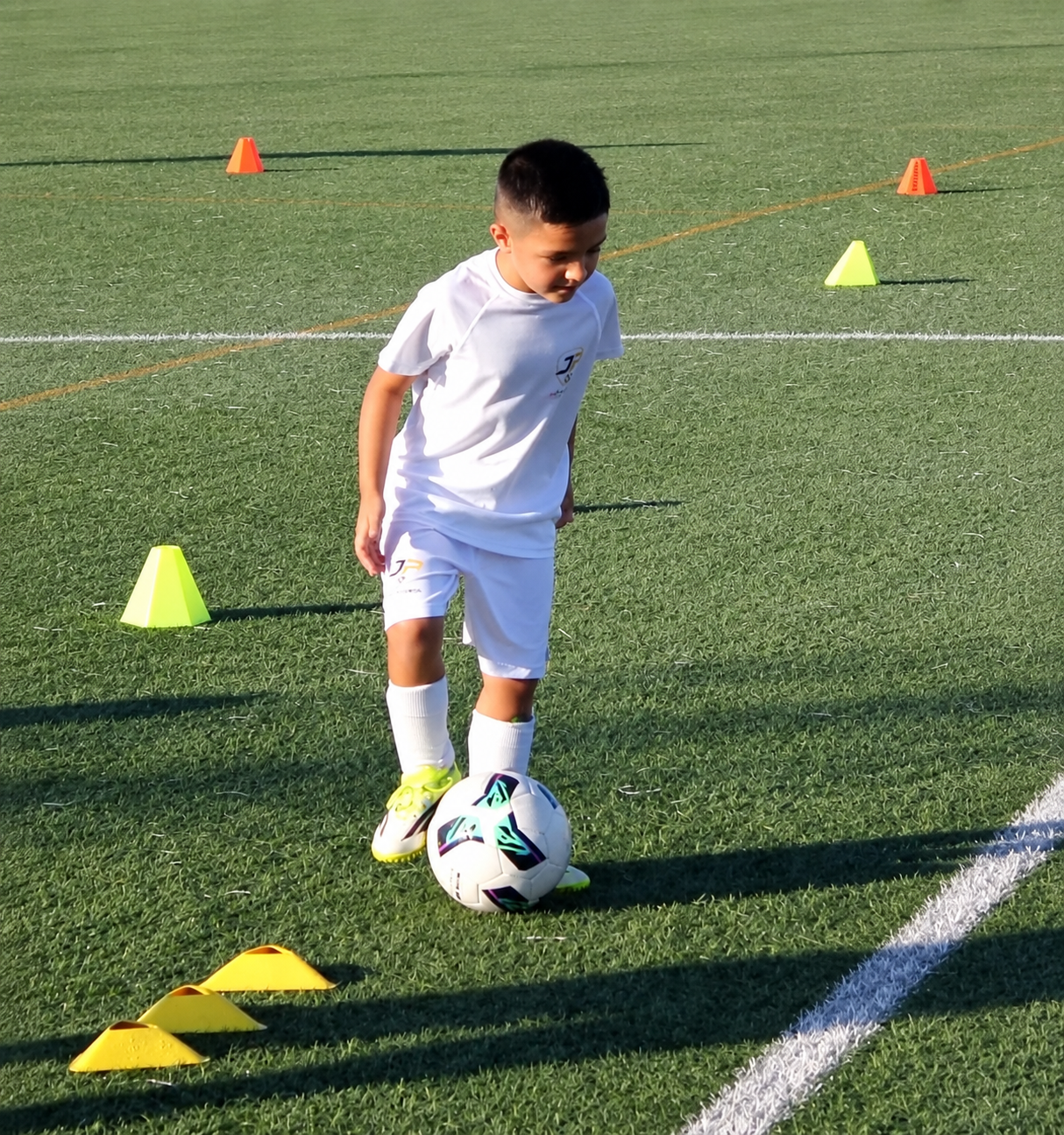 Futbolista de iniciación trabajando el dominio del balón