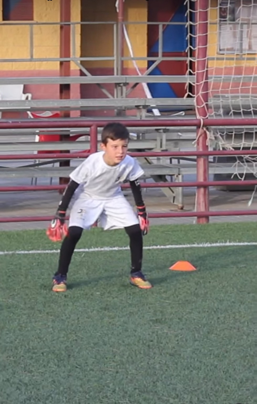 Portero joven de JP Fútbol preparado durante un ejercicio específico
