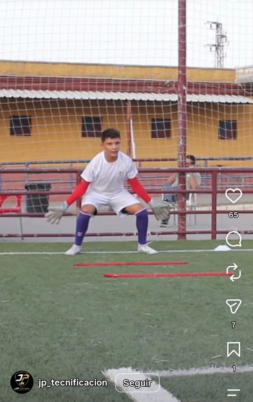 Portero juvenil trabajando la colocación y la reacción
