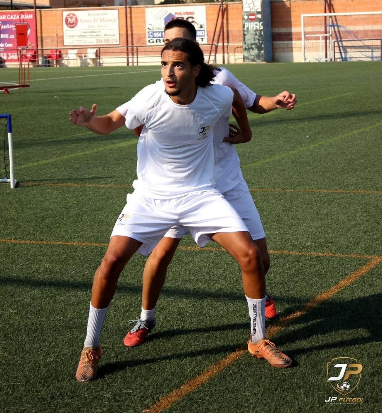 Futbolistas adultos trabajando con oposición